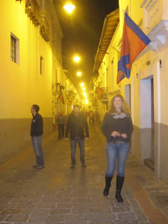 Caminhando de noite pela rua Ronda, no centro de Quito - Equador
